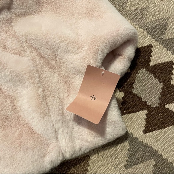 BHLDN faux fur shrug capelet NWT - Picture 4 of 6